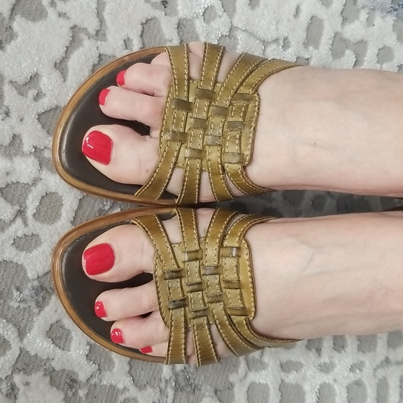 Slip on sandals. Size 7. Olive green.  Couger - Picture 1 of 6